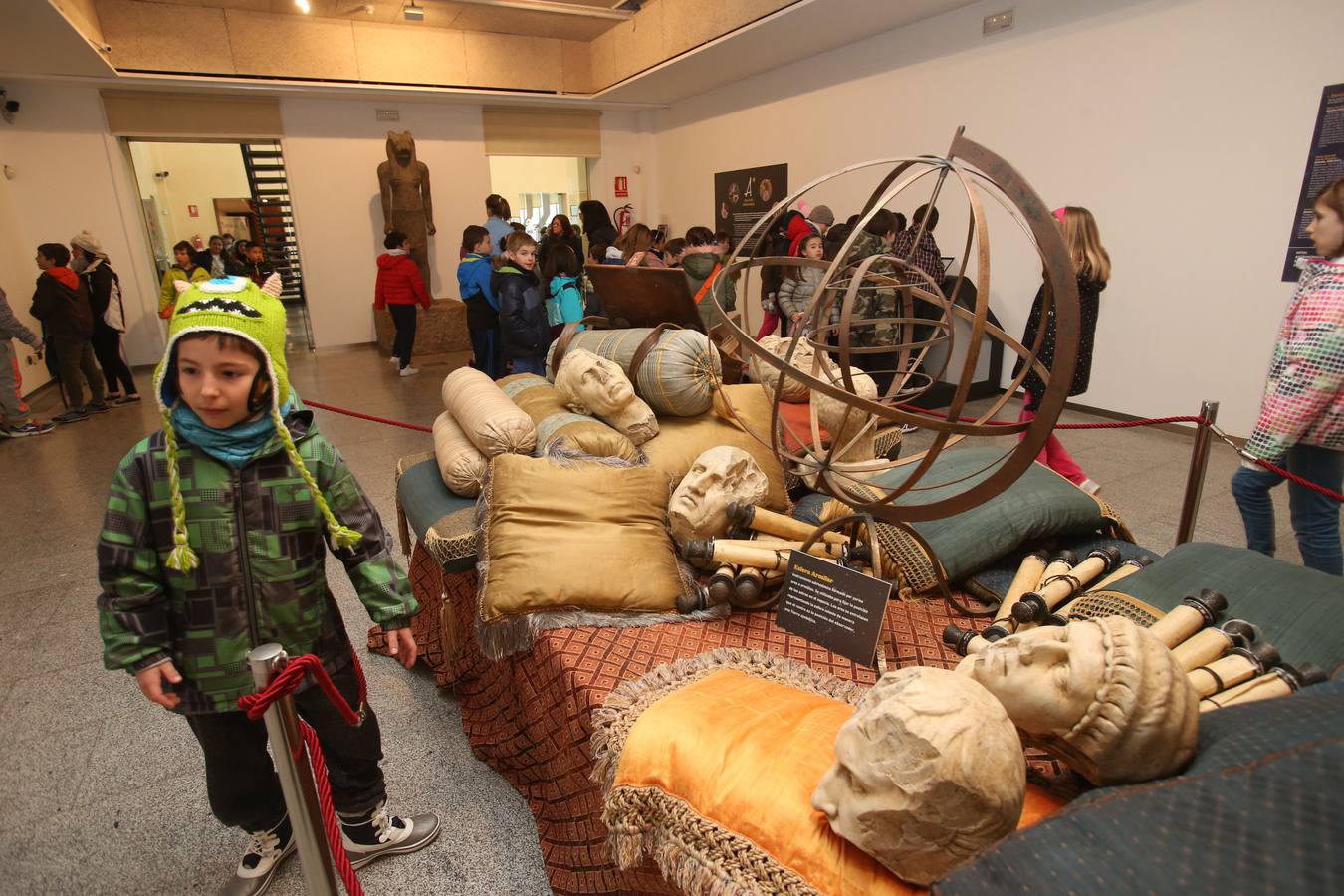Alumnos del colegio Duquesa de la Victoria visitaron la muestra 'Con A de Astrónoma', que se puede ver en la Casa de las Ciencias.