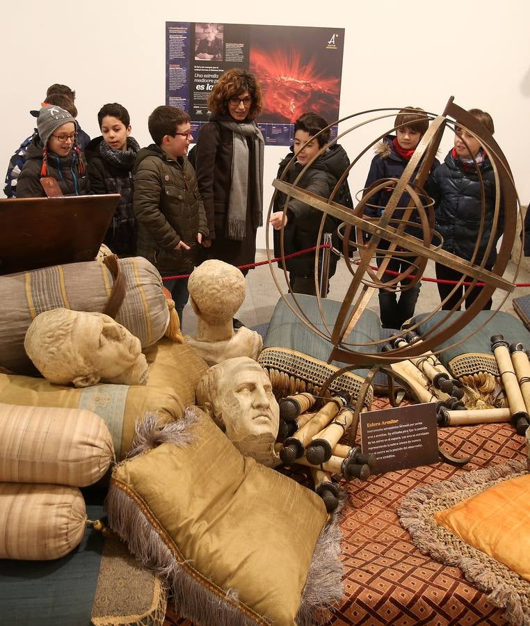 Alumnos del colegio Duquesa de la Victoria visitaron la muestra 'Con A de Astrónoma', que se puede ver en la Casa de las Ciencias.