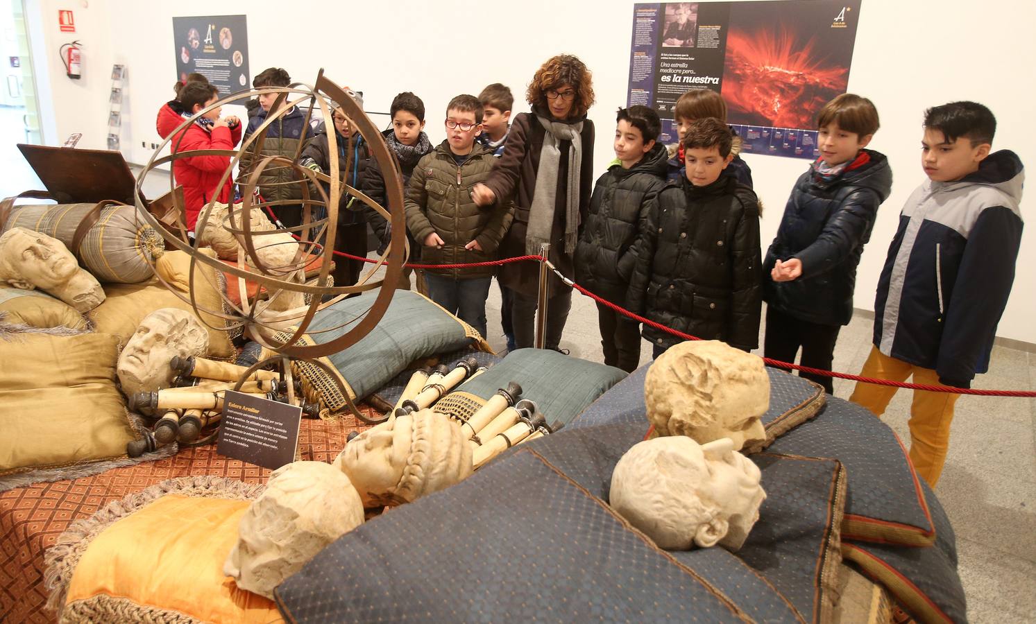 Alumnos del colegio Duquesa de la Victoria visitaron la muestra 'Con A de Astrónoma', que se puede ver en la Casa de las Ciencias.