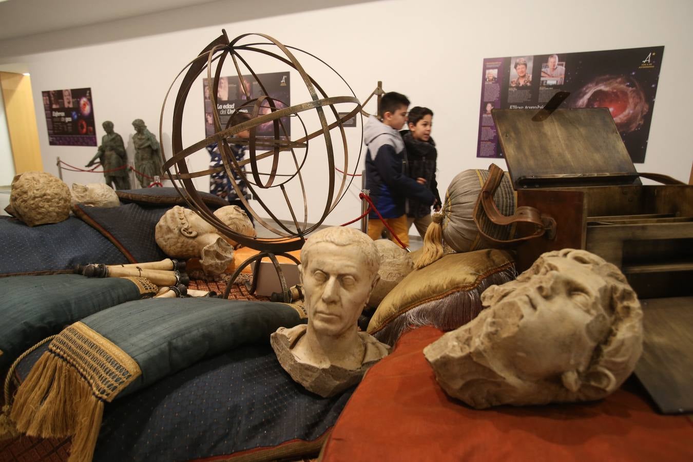 Alumnos del colegio Duquesa de la Victoria visitaron la muestra 'Con A de Astrónoma', que se puede ver en la Casa de las Ciencias.