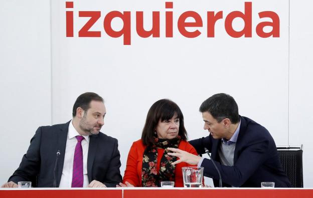 Sánchez conversa con Narbona y Ábalos durante la reunión de ayer de la Ejecutiva del PSOE. :: ch. m.  / efe