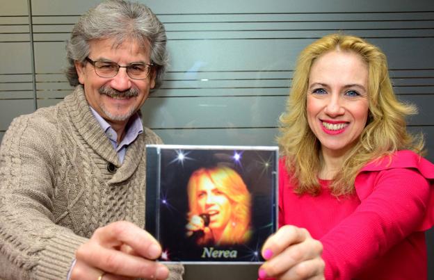 Rafael Ibarrula y Nerea Nogueira, con el CD que acaban de publicar. :: m. herreros
