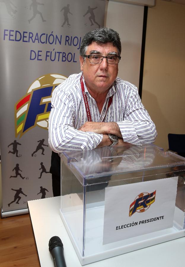 Jacinto Alonso posa con una urna en la Federación Riojana. :: j. marín
