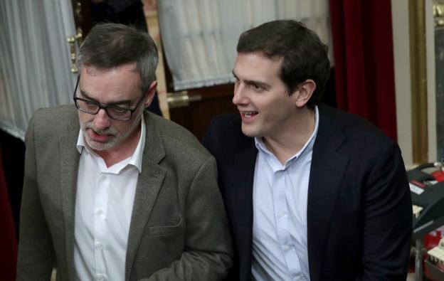 José Manuel Villegas y Albert Rivera llegan ayer al Pleno del Congreso. :: Zipi / efe