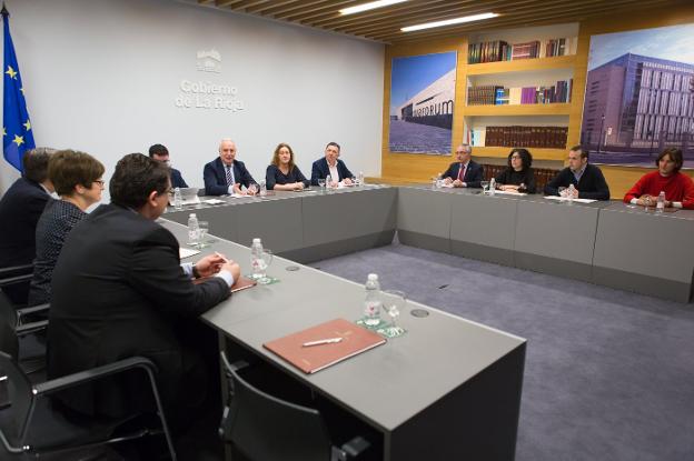 Reunión de Ceniceros y varios consejeros del Gobierno de La Rioja con los alcaldes de las ocho cabeceras de comarca, ayer. :: sonia tercero