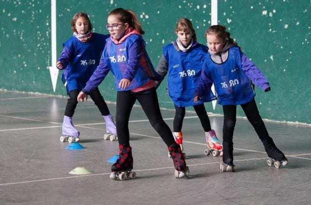 Unas patinadoras, durante una actividad de la primera jornada. :: F.d.