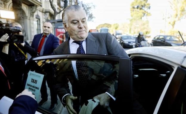 El extesorero del PP Luis Bárcenas a su salida de la comisión de investigación de Les Corts.
