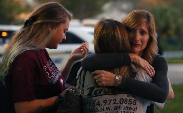 Imagen principal - Un estudiante expulsado mata a 17 personas en un instituto de Florida