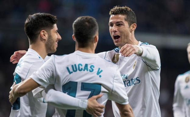 Cristiano Ronaldo abraza a Marco Asensio y Lucas Vázquez tras su segundo gol al PSG. 