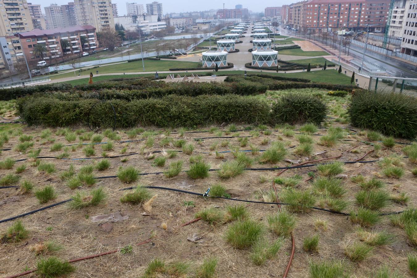 El parque sobre la estación de tren de Logroño acumula daños y destrozos por actos vandálicos en el equipamiento urbano