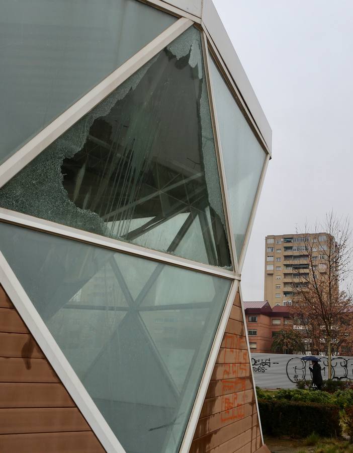 El parque sobre la estación de tren de Logroño acumula daños y destrozos por actos vandálicos en el equipamiento urbano