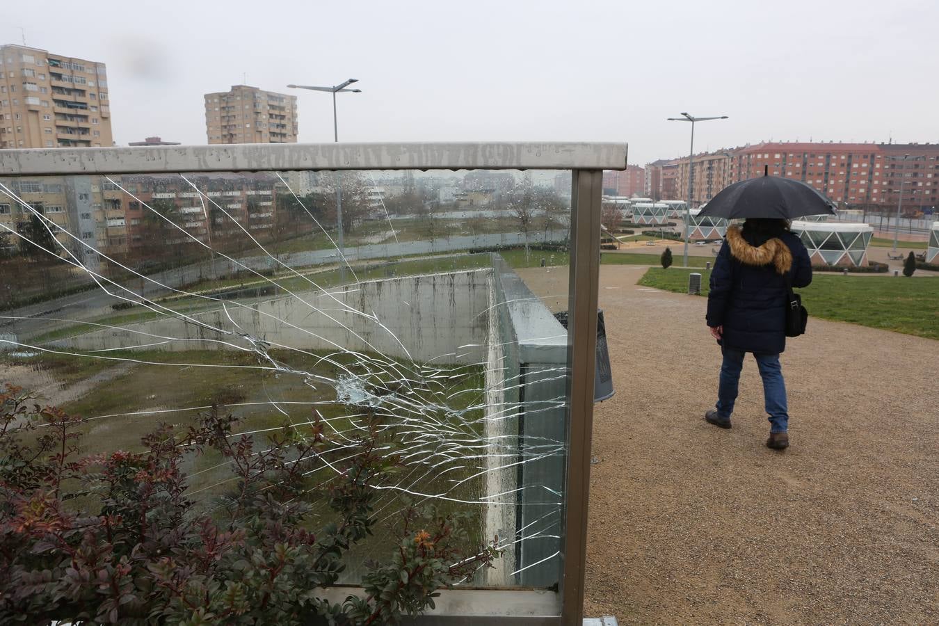 El parque sobre la estación de tren de Logroño acumula daños y destrozos por actos vandálicos en el equipamiento urbano