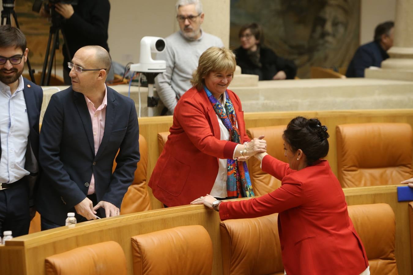 Las mejores imágenes que ha dejado el pleno del Parlamento riojano, en el que el PP ha sacado adelante la Ley de tauromaquia con la abstención (por error) de Podemos 