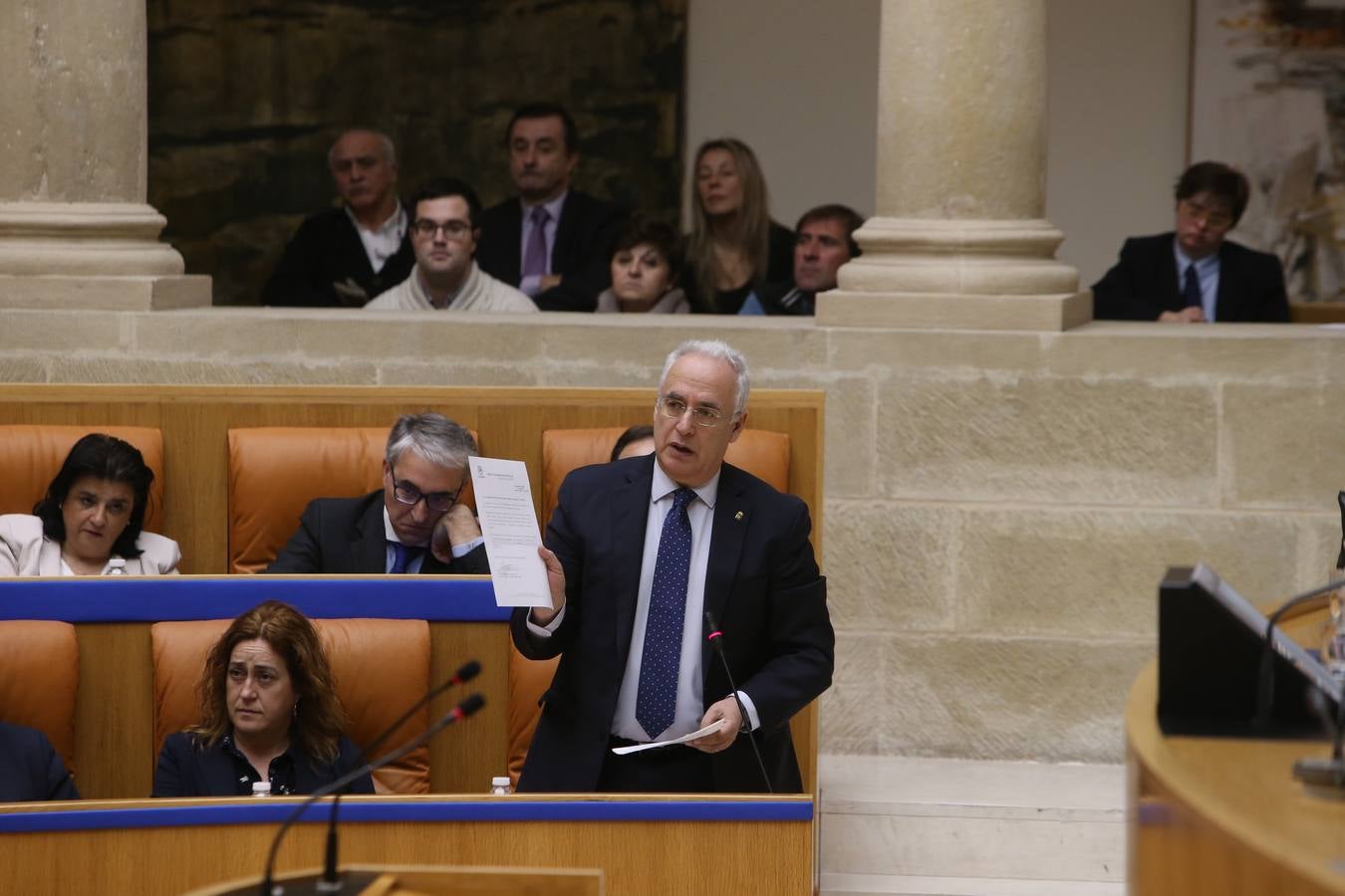 Las mejores imágenes que ha dejado el pleno del Parlamento riojano, en el que el PP ha sacado adelante la Ley de tauromaquia con la abstención (por error) de Podemos 