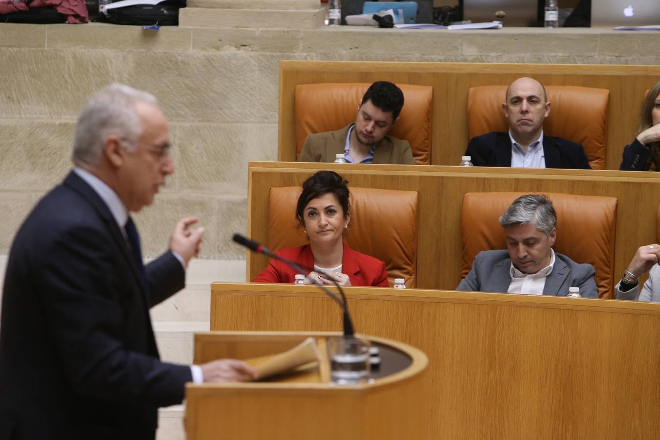 Las mejores imágenes que ha dejado el pleno del Parlamento riojano, en el que el PP ha sacado adelante la Ley de tauromaquia con la abstención (por error) de Podemos 