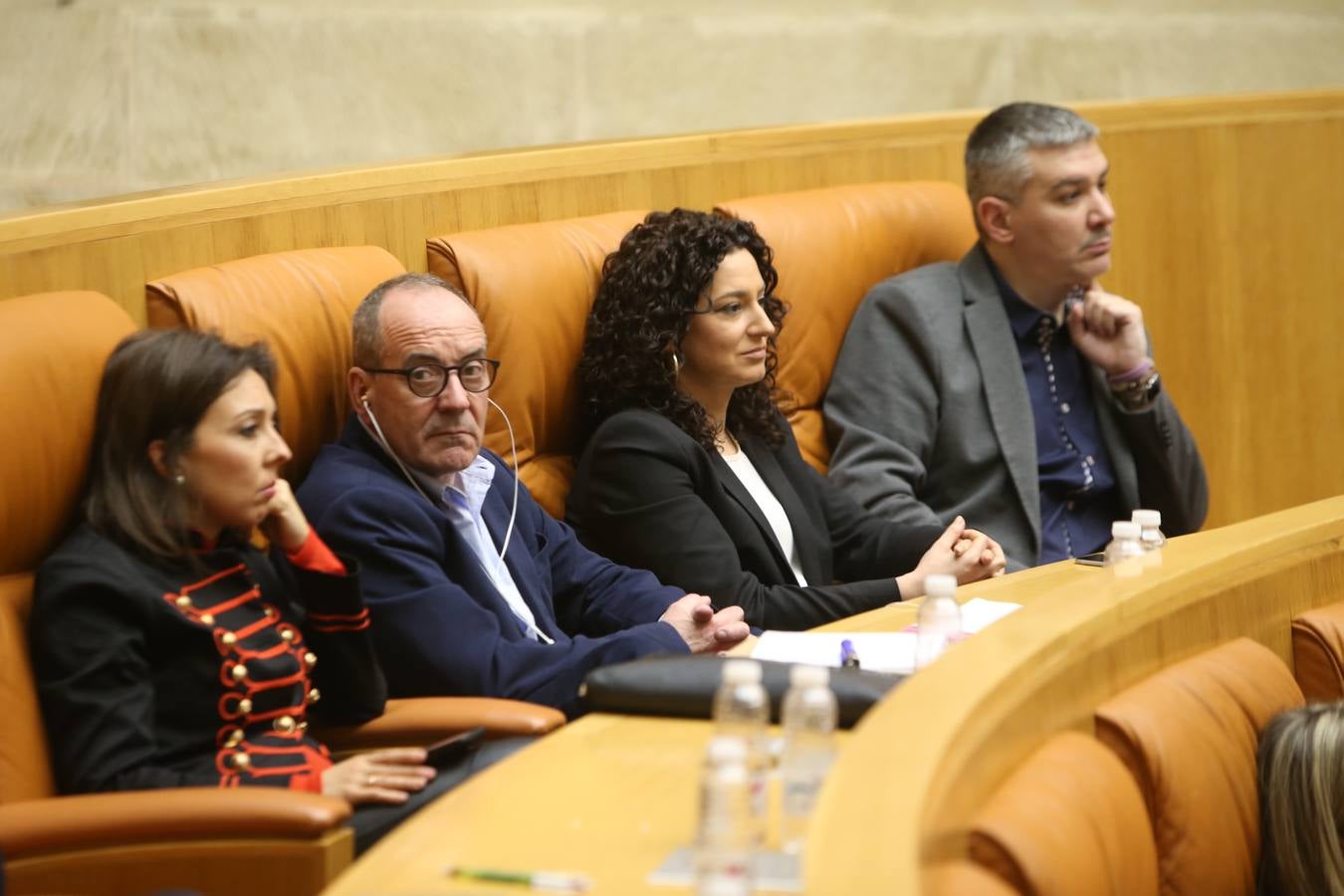 Las mejores imágenes que ha dejado el pleno del Parlamento riojano, en el que el PP ha sacado adelante la Ley de tauromaquia con la abstención (por error) de Podemos 