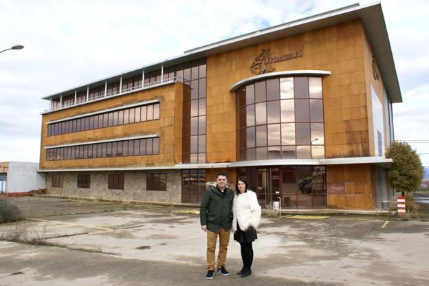 Diego Ruiz y su esposa Miriam Fernández, ayer delante del edificio de Expomuebles Nájera que ya está en sus manos. :: F. D.