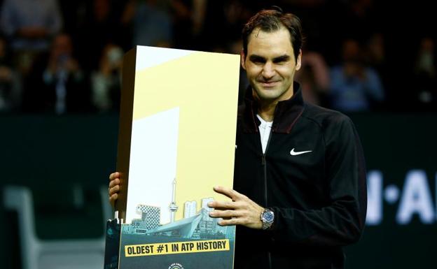 Roger Federer, con una placa que recuerda su condición de número uno con más edad de la historia. 