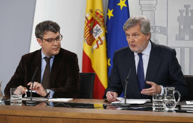 Los ministros Álvaro Nadal e Íñigo Méndez de Vigo comparecen ayer tras el Consejo de Ministros. :: Paco Campos / EFE
