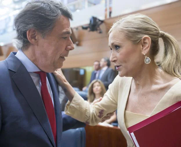 González y Cifuentes en el Asamblea de Madrid en junio de 2015. :: ignacio gil