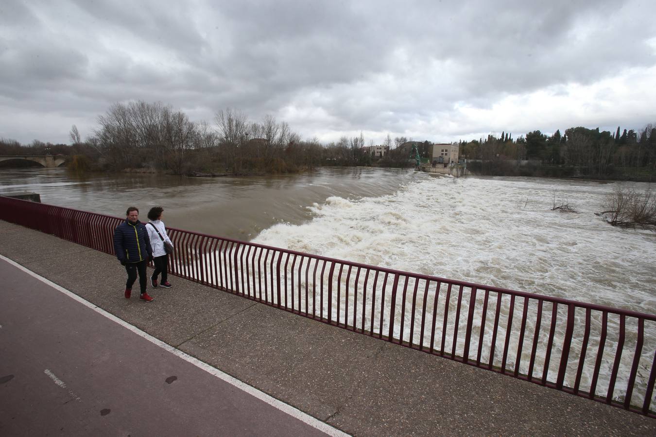 El deshielo empieza a hacer subir el nivel del Ebro a su paso por Logorño