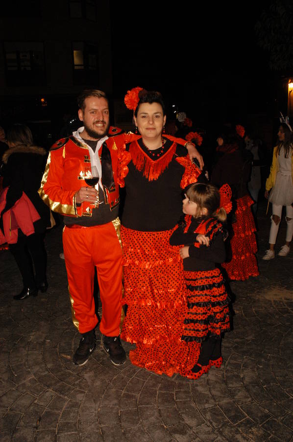 El entorno de las localidades del Alhama-Linares ha celebrado su tradicional desfile de carnaval. Gran ambiente de fiesta en Rincón de Olivedo donde año a año se superan con los disfraces.