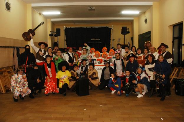 Varias cuadrillas de Cornago en el salón de usos múltiples después de la primera sesión de baile de Carnaval, ayer. :: s.s.j.