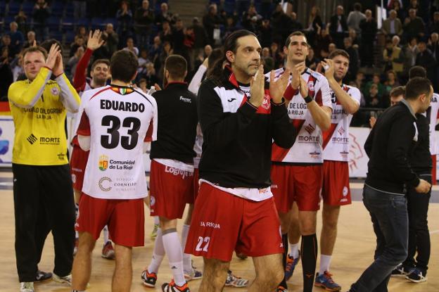 El equipo saluda a la afición tras el final del partido. :: Juan Marín
