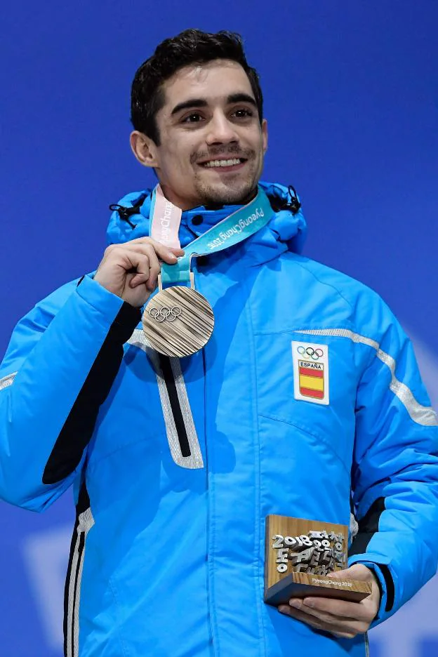 Javier Fernández, exultante tras su gesta, muestra su medalla  de bronce olímpica en los Juegos de Pyeongchang. :: reuters