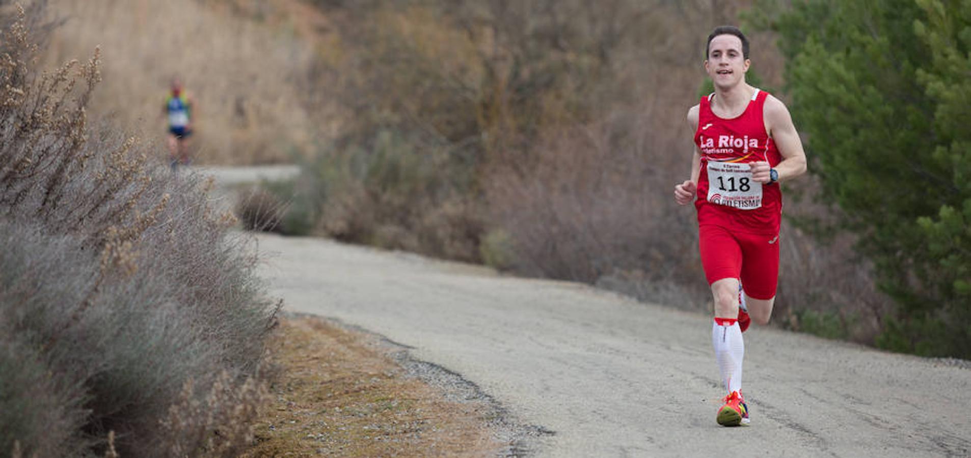 La Carrera de La GraJera ha reunido esta mañana a un gran número de atletas para competir en una nueva cita del Circuito de Carreras Populares por los alrededores del entorno natural y del campo de golf de Logroño