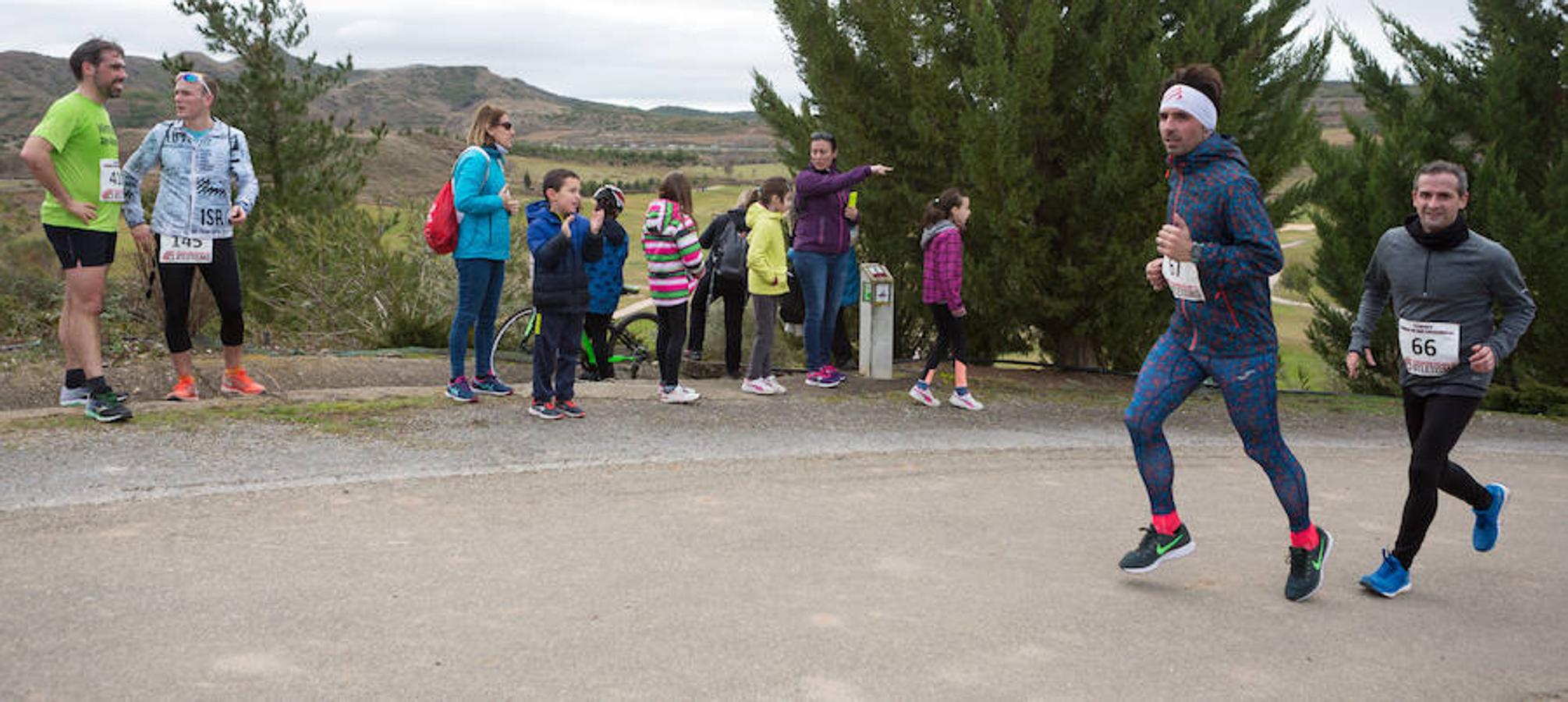 La Carrera de La GraJera ha reunido esta mañana a un gran número de atletas para competir en una nueva cita del Circuito de Carreras Populares por los alrededores del entorno natural y del campo de golf de Logroño