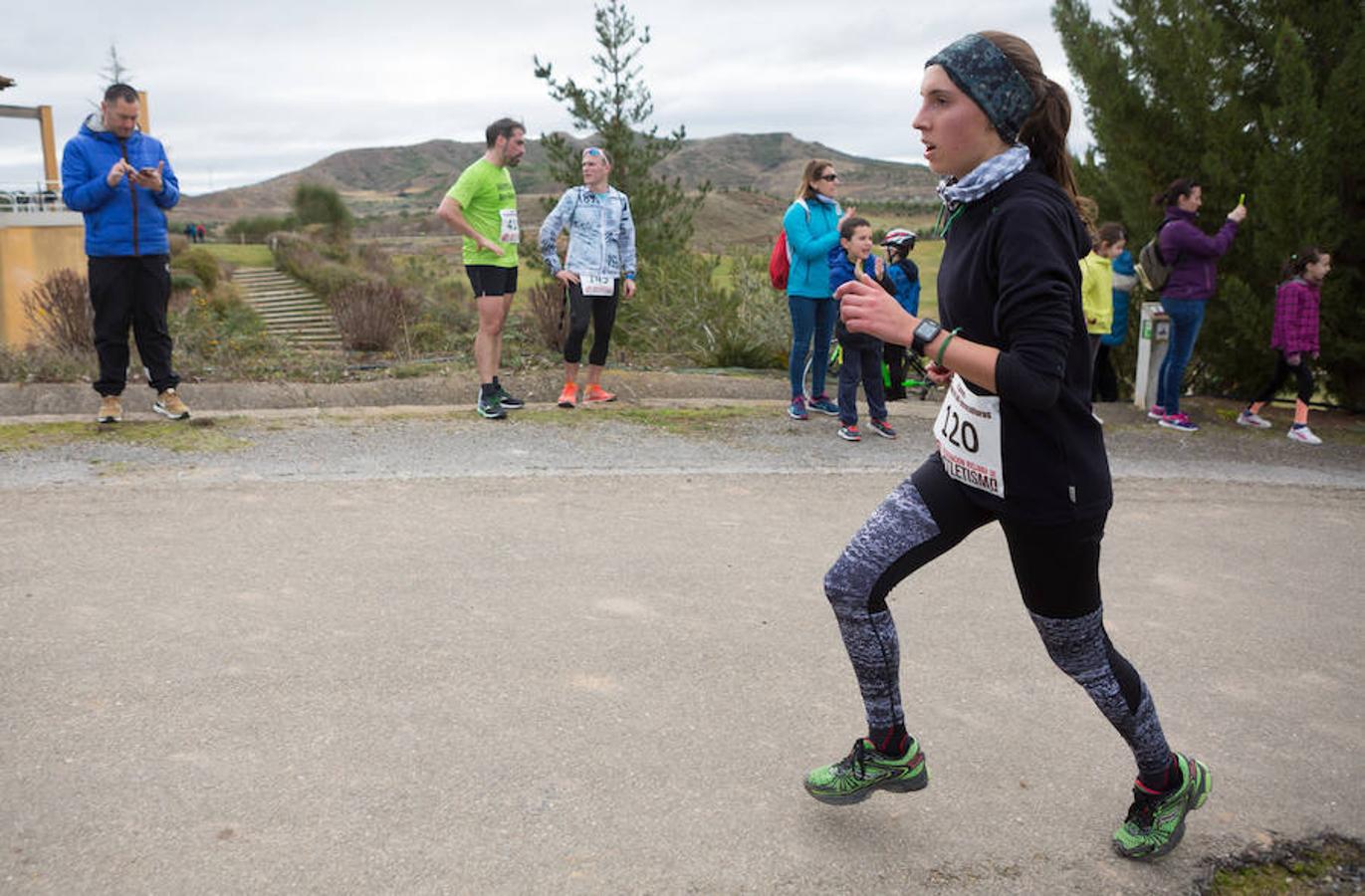 La Carrera de La GraJera ha reunido esta mañana a un gran número de atletas para competir en una nueva cita del Circuito de Carreras Populares por los alrededores del entorno natural y del campo de golf de Logroño