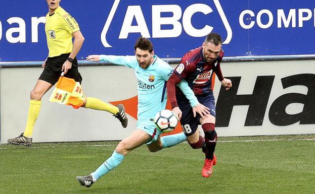 Messi disputa un balón con Arbilla. 