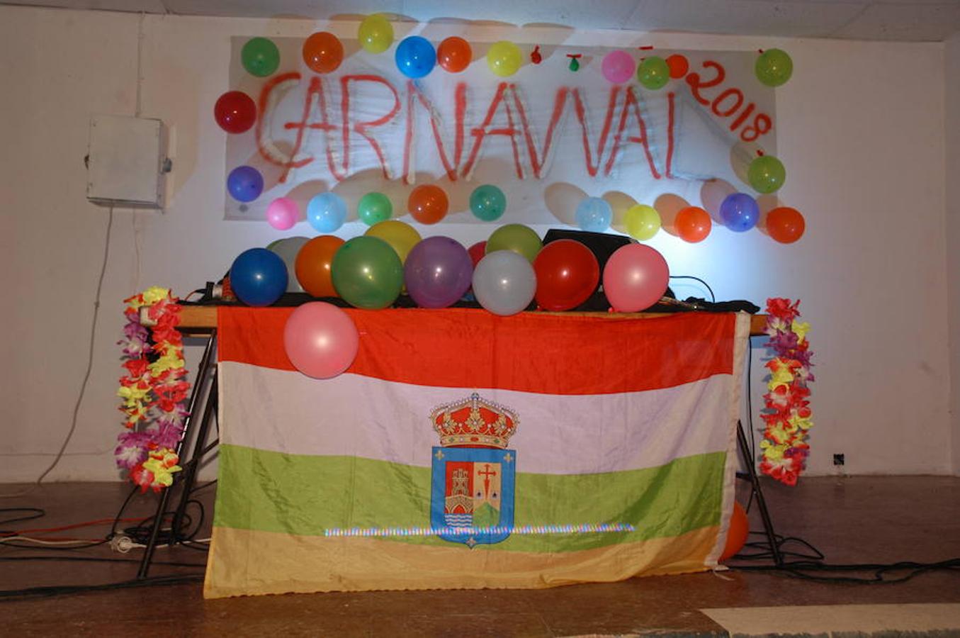Afición y devoción por el Carnaval. La localidad de Valverde festejó el desfile en honor a Don Carnal con alegría y colorido. Los atuendos para la ocasión lucieron en todo sus esplendor entre peques y mayores.