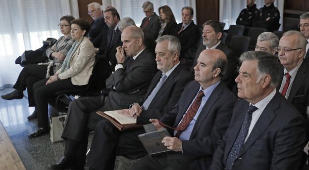 Chaves y Griñán, ayer, en la Audiencia de Sevilla antes de suspenderse el juicio. :: j. m. vidal / efe