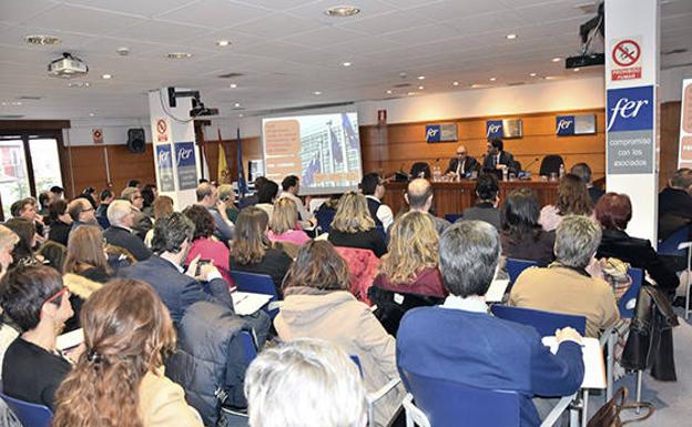 Expectación en el salón de la Federación de Empresarios de La Rioja.
