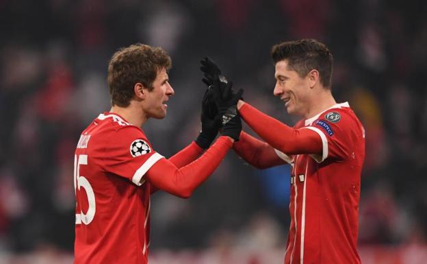 Müller y Lewandowski se felicitan tras uno de sus goles. 