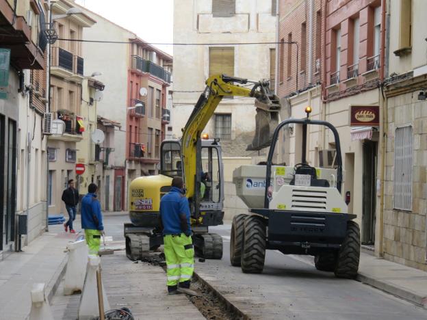 Los trabajos han comenzado abriendo la zanja en la calle Tudela para el nuevo abastecimiento. :: E.P.