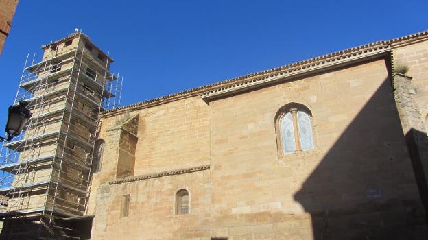 Los andamios cubren la torre de la iglesia parroquial. :: p.h.