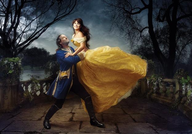 Penélope Cruz y Jeff Bridges recrean el cuento de 'La Bella y la Bestia'. :: annie leibovitz