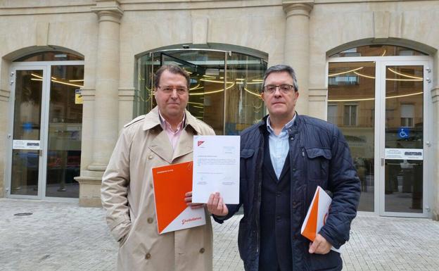 El diputado regional de Cs Tomás Martínez Flaño y el portavoz del Grupo Municipal de Cs de Logroño, Julián San Martín, en la entrada del Palacio de Justicia.