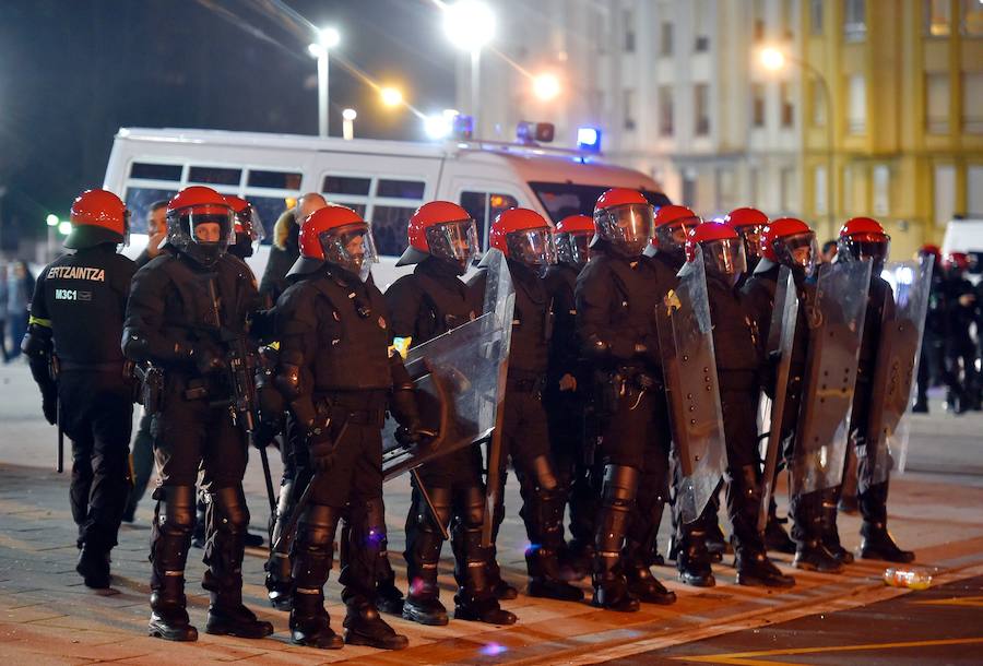 Un ertzaina ha fallecido tras los altercados previos al partido correspondiente a la vuelta de dieciseisavos de la Liga Europa entre el Athletic y el Spartak. Cinco personas, al menos tres de ellas ultras del conjunto ruso, han sido detenidas por los incidentes, en los que se han lanzado bengalas y diversos objetos.