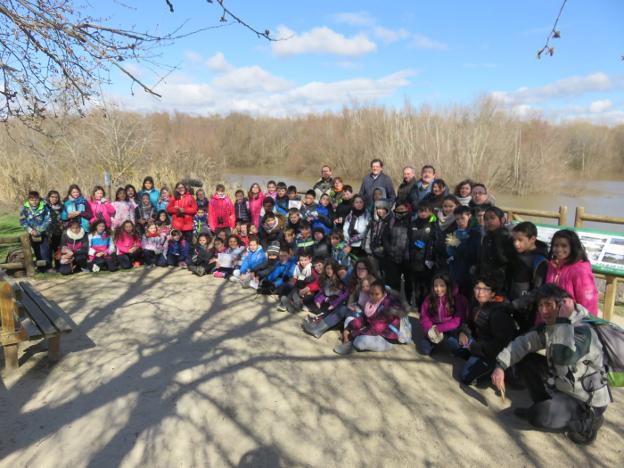 Foto de grupo de los escolares con el consejero de Agricultura. :: e.p.