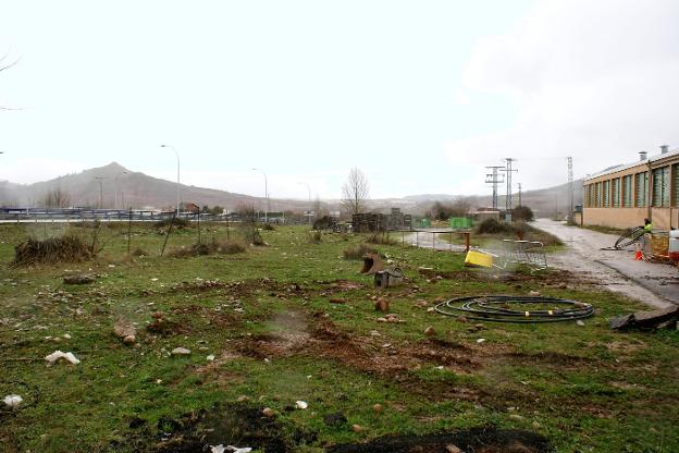 Parcela municipal en La Pedregosa elegida como posible ubicación del aparcamiento para camiones. :: F. D. 