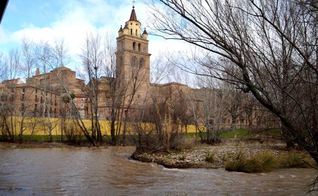 El aumento del caudal del Cidacos es evidente en Calahorra. :