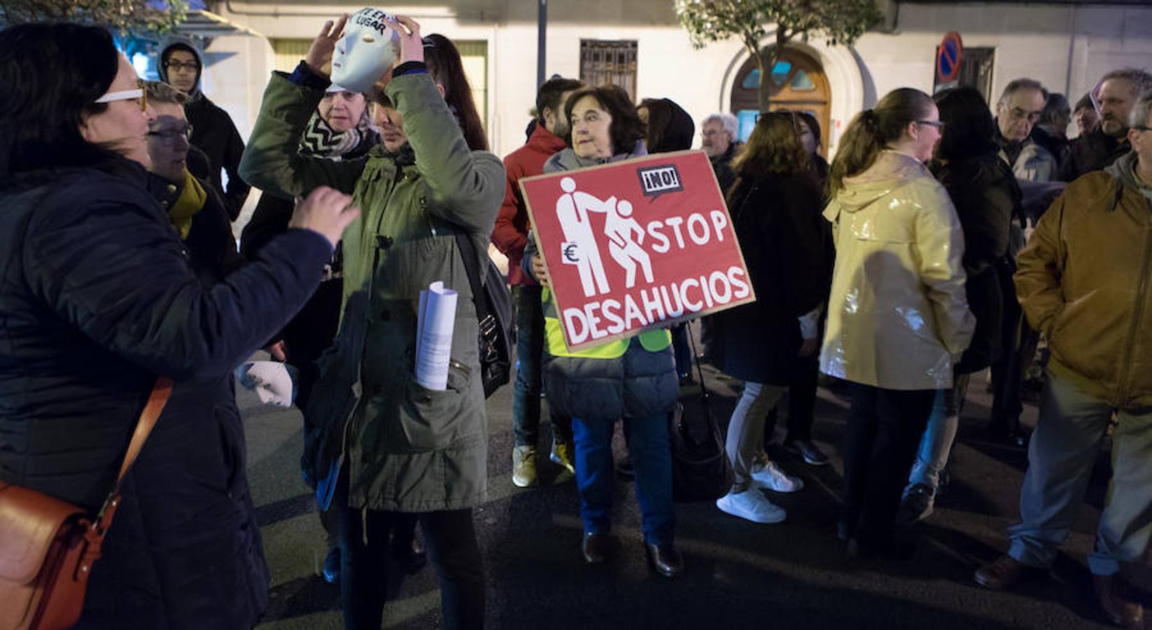 La Plataforma de Afectados por la Hipoteca (PAH) ha realizado una protesta callejera en la puerta de la sede del PP. Reinvindicaciones y vivencias en primera persona para poner nuevamente el problema de los desahucios sobre el tapete.