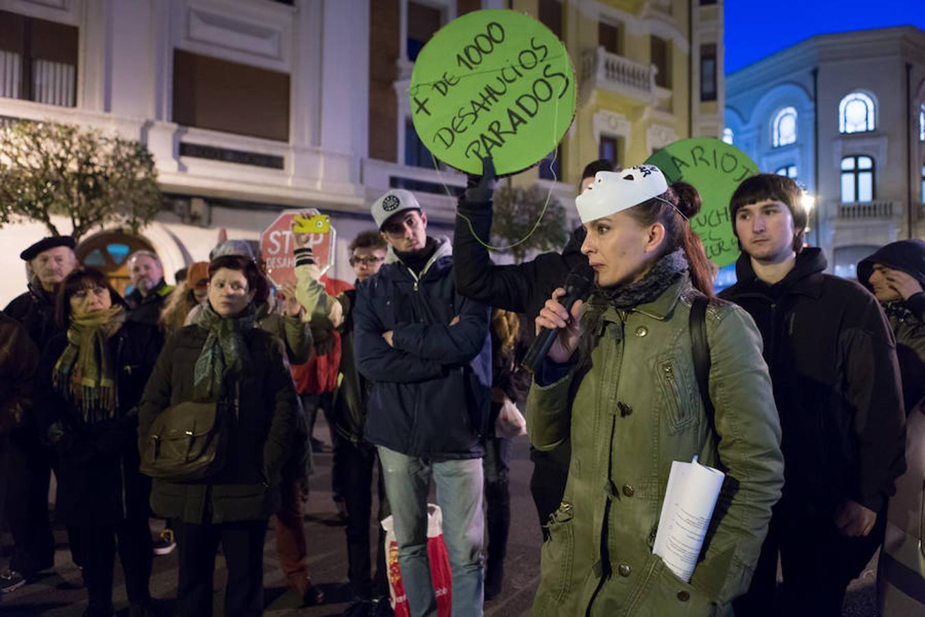 La Plataforma de Afectados por la Hipoteca (PAH) ha realizado una protesta callejera en la puerta de la sede del PP. Reinvindicaciones y vivencias en primera persona para poner nuevamente el problema de los desahucios sobre el tapete.