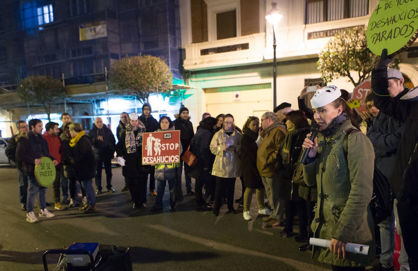 La Plataforma de Afectados por la Hipoteca (PAH) ha realizado una protesta callejera en la puerta de la sede del PP. Reinvindicaciones y vivencias en primera persona para poner nuevamente el problema de los desahucios sobre el tapete.