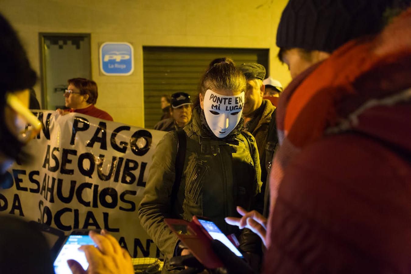 La Plataforma de Afectados por la Hipoteca (PAH) ha realizado una protesta callejera en la puerta de la sede del PP. Reinvindicaciones y vivencias en primera persona para poner nuevamente el problema de los desahucios sobre el tapete.