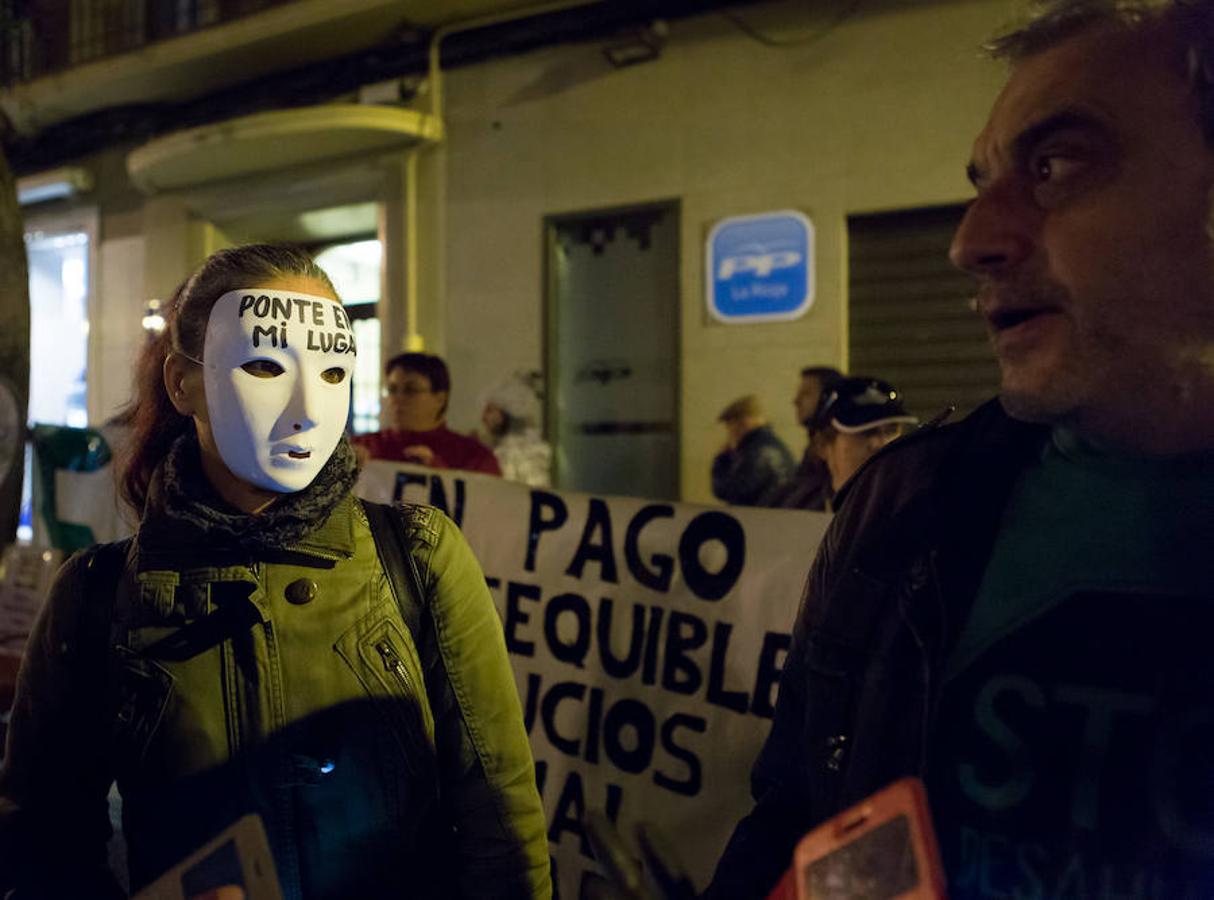 La Plataforma de Afectados por la Hipoteca (PAH) ha realizado una protesta callejera en la puerta de la sede del PP. Reinvindicaciones y vivencias en primera persona para poner nuevamente el problema de los desahucios sobre el tapete.